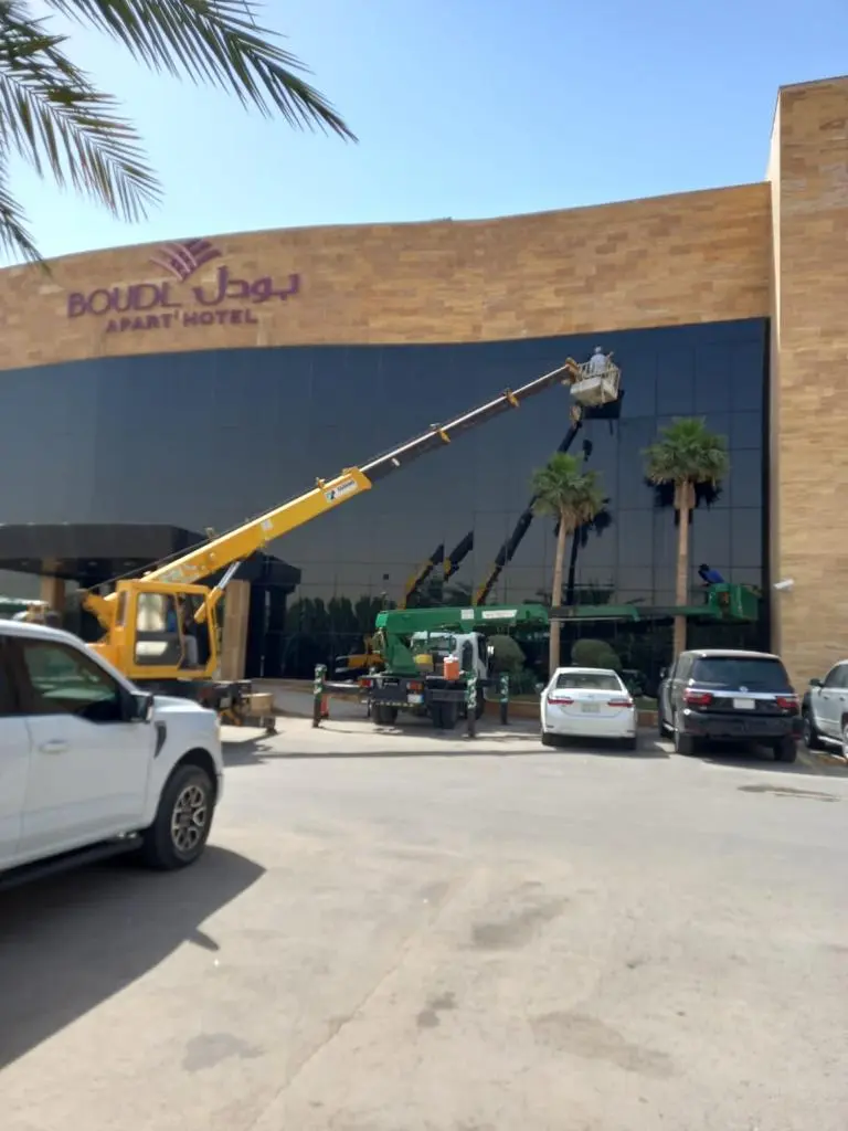 شركة تنظيف واجهات بالرياض زجاج حجر تنظيف واجهة فندق أو محل تجاري بارز بالرياض