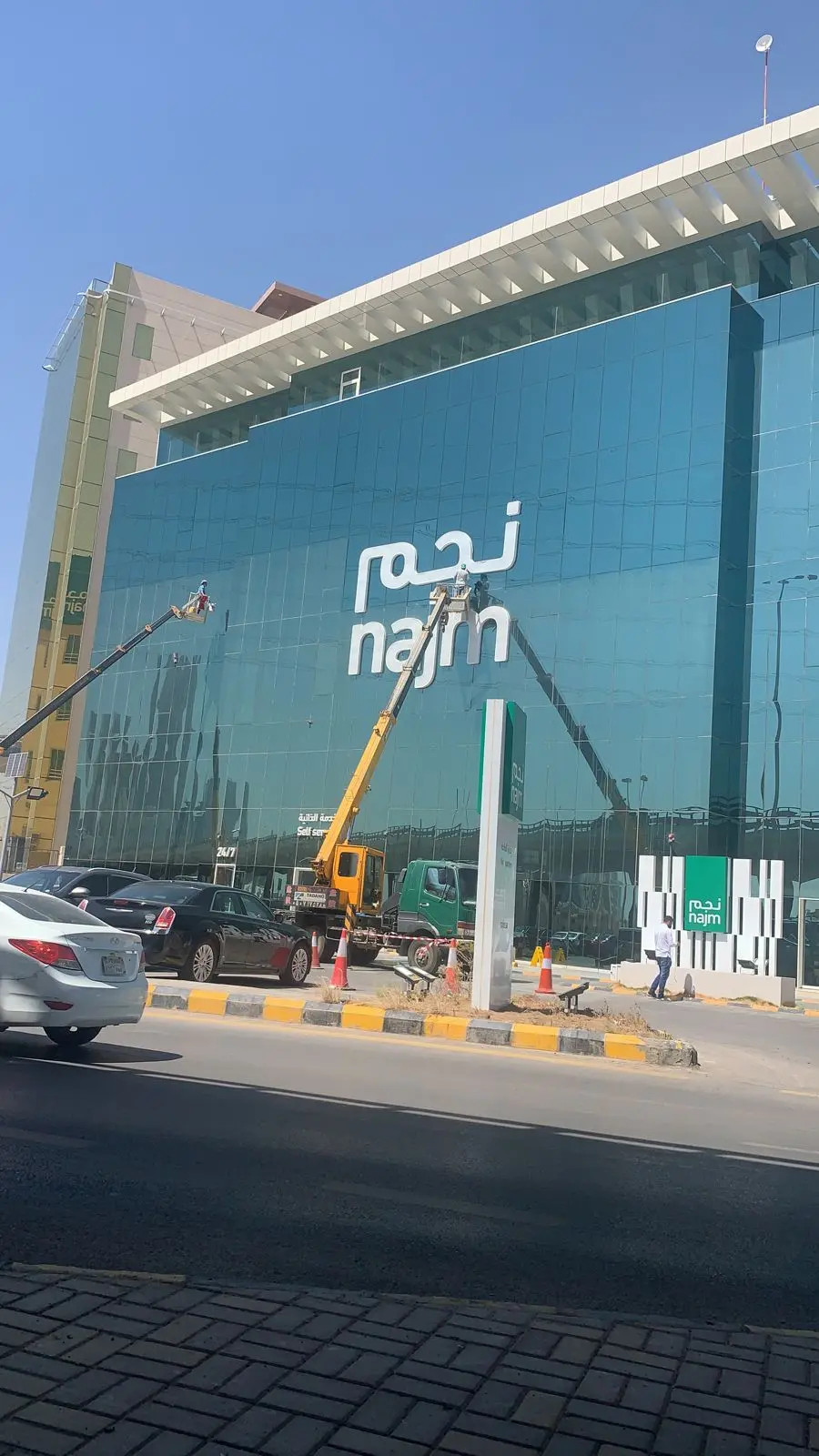 شركة تنظيف واجهات بالرياض زجاج حجر تنظيف واجهة منشأة كبرى بالرياض