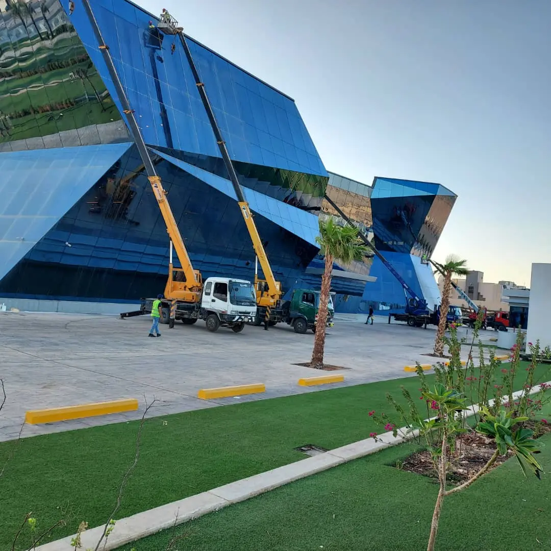 شركة تنظيف واجهات بالرياض زجاج حجر تنظيف واجهة مبنى تجاري كبير بالرياض