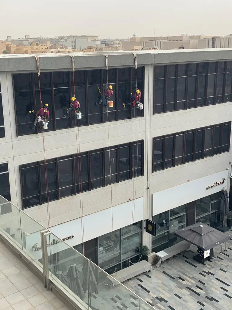 شركة تنظيف واجهات بالرياض زجاج حجر تنظيف واجهة فيلا زجاجية بالرياض